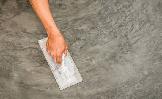 Podłogi z żywicy – zalety, trwałość i sposoby wykorzystania w domu