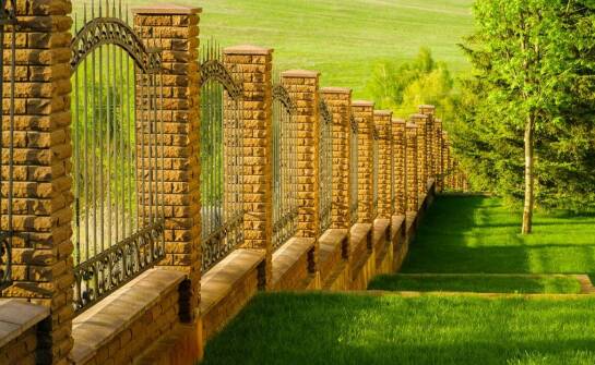 Ogrodzenia – inspiracje, materiały i praktyczne wskazówki do wyboru