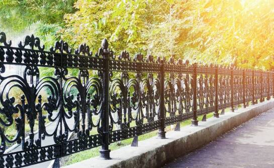Ogrodzenia kute – historia, wzornictwo i zastosowania w architekturze