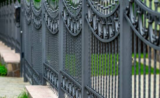 Ogrodzenia metalowe – trwałość, estetyka i zalety stosowania na posesji