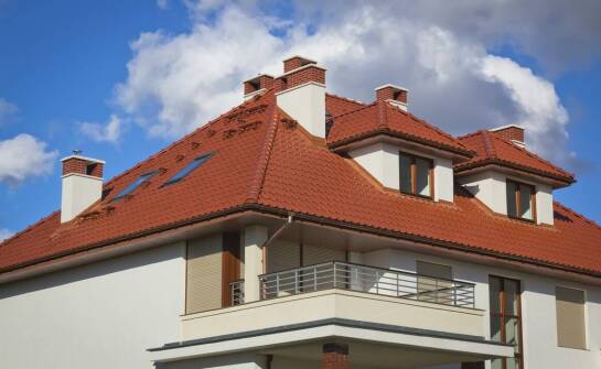 Zadaszenie tarasu – pomysły, materiały i korzyści przy urządzaniu przestrzeni