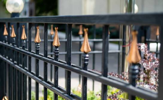 Balustrady zewnętrzne – materiały, bezpieczeństwo i trendy aranżacyjne