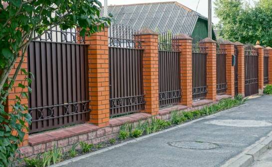 Ogrodzenia – jak wybrać idealne rozwiązanie na posesję i stworzyć bezpieczną przestrzeń