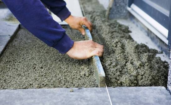 Czym wyróżnia się posadzka betonowa? Najważniejsze cechy i zastosowania