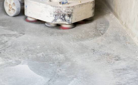 Posadzka betonowa – popularne rozwiązania, rodzaje i aspekty techniczne