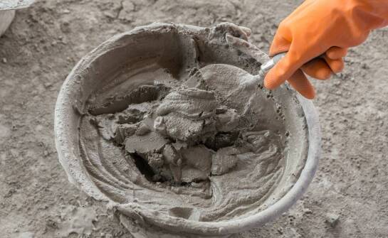 Zaprawa uszczelniająca – zastosowania, właściwości i istotne korzyści