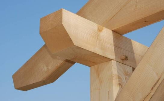 Produkcja konstrukcji drewnianych – zastosowania, rodzaje i korzyści budowy