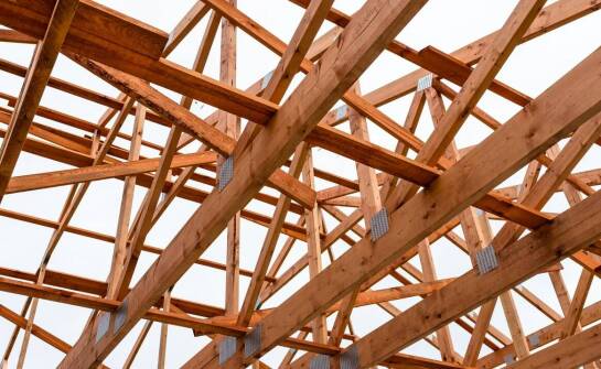 Jakie konstrukcje drewniane tworzą producenci i gdzie znajdują zastosowanie?