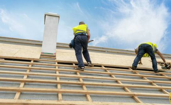 Więźba dachowa – jak powstaje solidna konstrukcja dachu krok po kroku