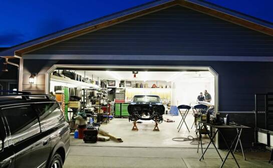 Wiaty carport – popularne rozwiązania, materiały i zalety użytkowania