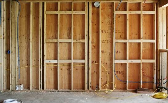 Garaże drewniane – praktyczne zastosowania, wybór i inspiracje do aranżacji