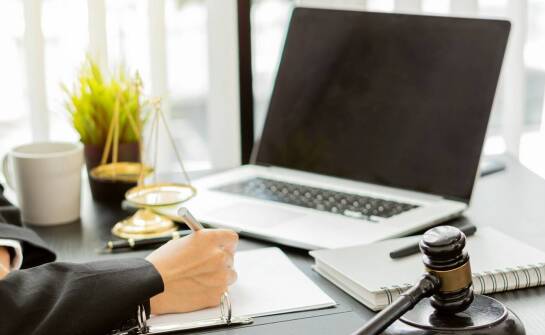 Czym zajmuje się radca prawny i w jakich sytuacjach pomaga?