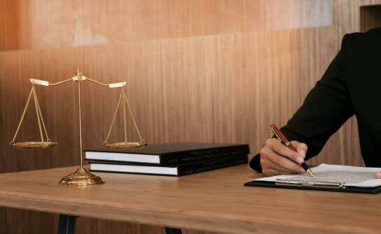 Jak radca prawny wspiera firmy i osoby prywatne w rozwiązywaniu problemów