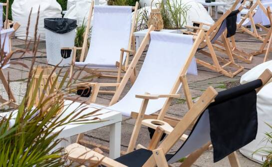 Leżaki reklamowe z nadrukiem – pomysł na wyróżnienie marki latem