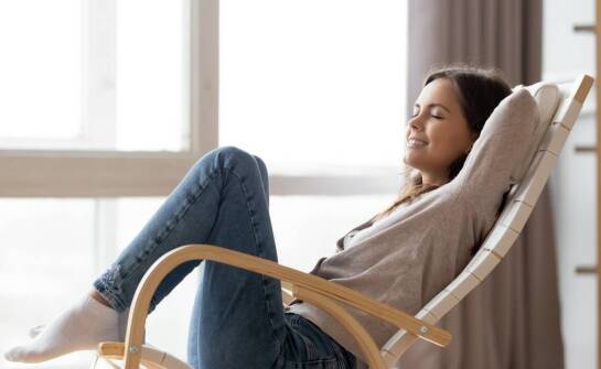 Leżak drewniany z podłokietnikami – komfort i styl w ogrodzie