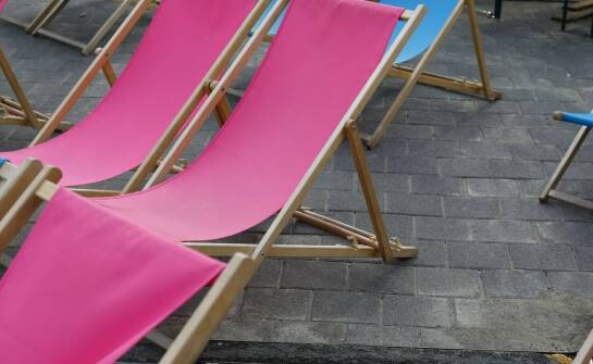 Leżaki z logo firmy – korzyści i inspiracje na skuteczną promocję marki