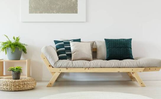 Drewniane leżaki z podłokietnikami – funkcjonalność i wygoda podczas relaksu