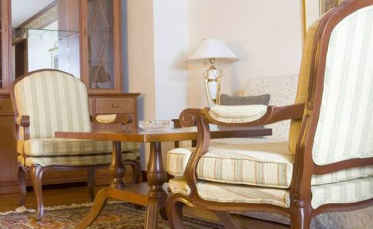 Jakie zalety oferuje leżak drewniany z podłokietnikami na tarasie i w ogrodzie?