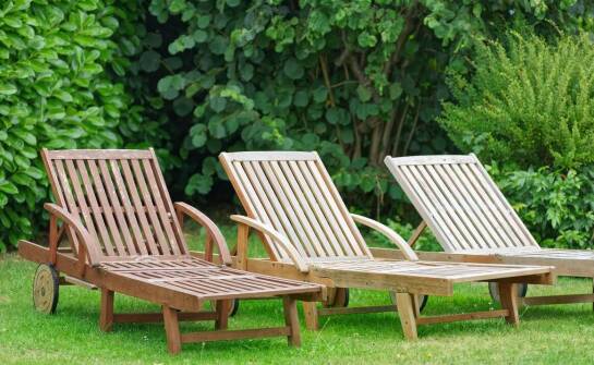 Zastosowania leżaków drewnianych z podłokietnikami w aranżacji przestrzeni