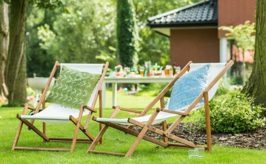 Zastosowania leżaków drewnianych z personalizacją w domu i ogrodzie
