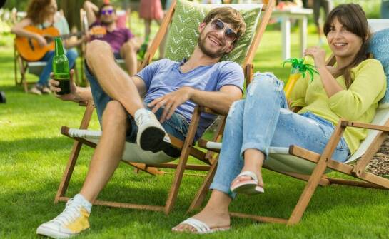 Leżaki z nadrukiem reklamowym – oryginalny sposób promocji podczas lata