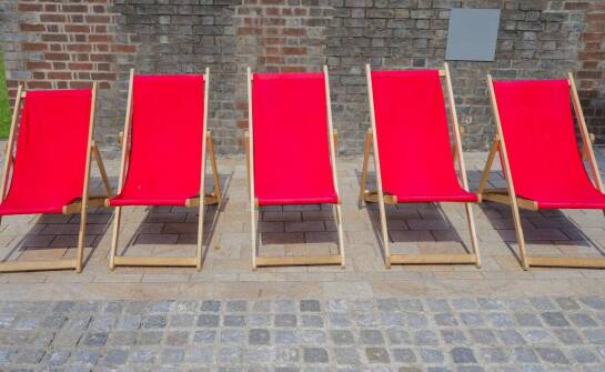 Leżaki z własnym nadrukiem – pomysły na efektowną prezentację marki