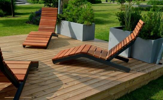 Drewniane leżaki reklamowe – praktyczne zastosowania i zalety w biznesie