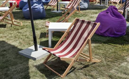 Drewniane leżaki reklamowe jako element atrakcyjnej aranżacji przestrzeni