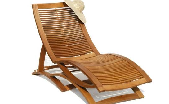 Drewniane leżaki plażowe – zalety, rodzaje i inspiracje do aranżacji wypoczynku