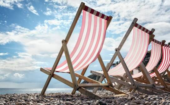 Drewniane leżaki plażowe – komfort i stylowy relaks podczas letnich dni
