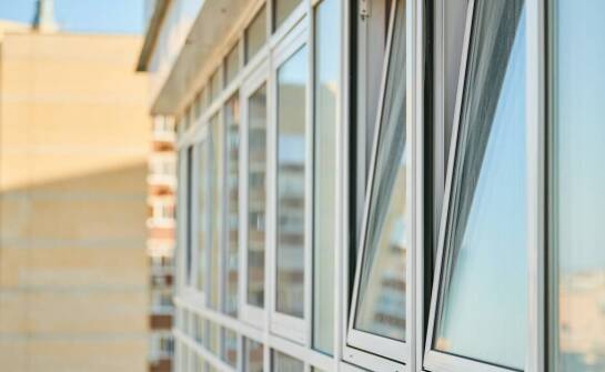 Zalety okien aluminiowych – czym wyróżniają się na tle innych rozwiązań