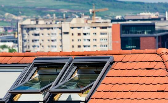 Okna dachowe – jakie wybrać i na co zwrócić uwagę przy zakupie