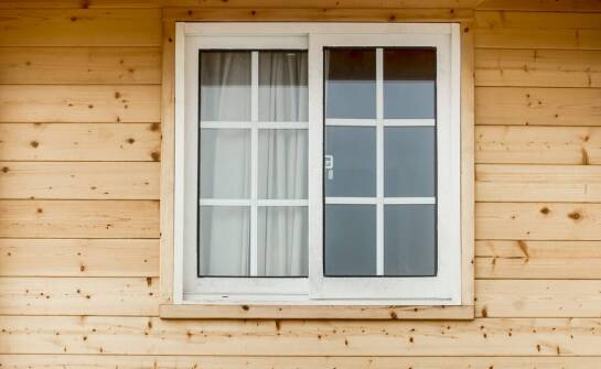 Okna drewniane – styl, trwałość i ekologia w codziennym użytkowaniu