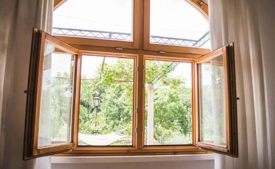 Okna drewniane – naturalne piękno, trwałość i ekologia na lata