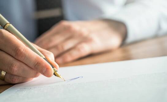 Umowa darowizny u notariusza – kluczowe formalności i etapy procedury