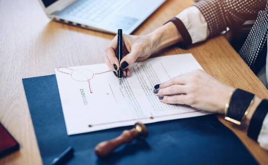 Umowa sprzedaży u notariusza – etapy, dokumenty i najważniejsze zasady