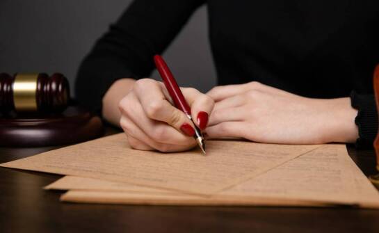 Jak przebiega wizyta u notariusza? Praktyczne wskazówki i najczęstsze pytania