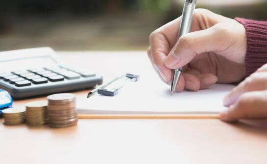 Jak znaleźć korzystną ofertę notarialną i oszczędzić na opłatach?