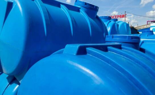 Szamba betonowe i plastikowe – porównanie rodzajów i najważniejsze cechy