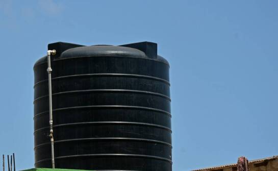 Zbiorniki na deszczówkę – jak wykorzystać wodę opadową w gospodarstwie domowym