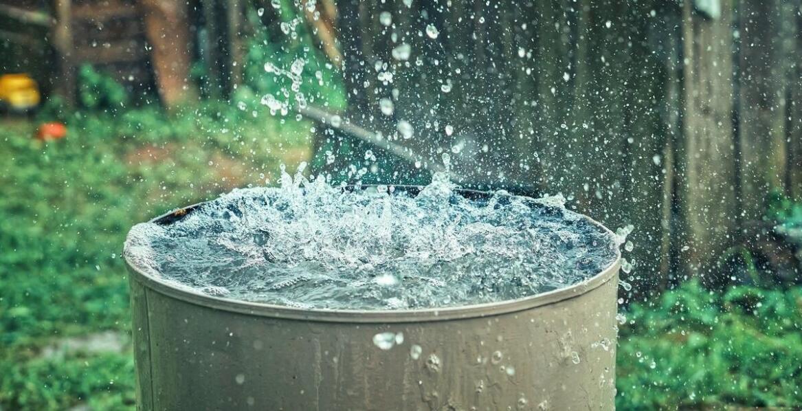 Zbiorniki na wodę deszczową – oszczędność i ekologia w codziennym życiu