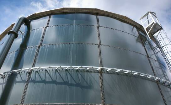 Korzyści z magazynowania deszczówki – zastosowania i wybór zbiornika