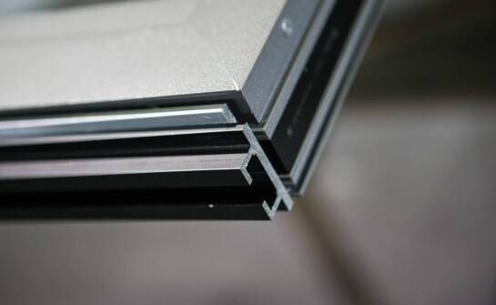 Okna aluminiowe – najważniejsze cechy, zastosowania i inspiracje aranżacyjne