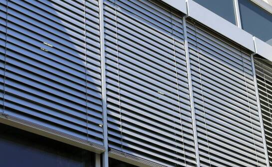 Jak działają żaluzje zewnętrzne i dlaczego warto je rozważyć w domu?