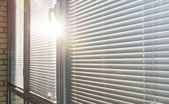 Żaluzje fasadowe – skuteczna ochrona wnętrza przed słońcem i hałasem