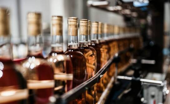 Jak działają hurtownie alkoholi i na co zwracać uwagę przy zakupach?