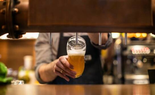 Jak zmieniają się trendy na rynku piwa w hurtowniach i co wpływa na wybór