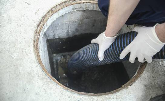 Jak działa udrażnianie rur kanalizacyjnych i kiedy wymagane są interwencje?