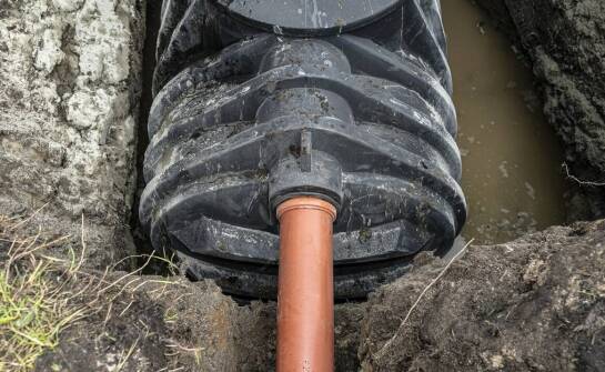Jak zapobiegać zatorom w rurach kanalizacyjnych i dbać o drożność instalacji