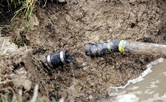 Wyciek wody w instalacji – jak wykryć problem i zapobiec szkodom